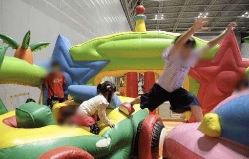 ふわふわ遊具で遊ぶ子どもたち