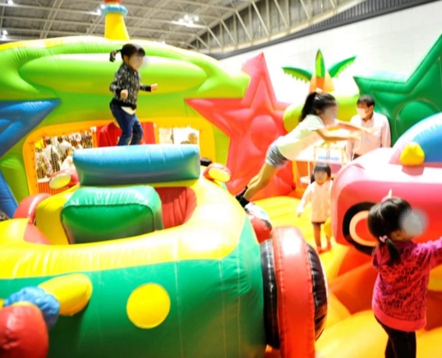 ふわふわ遊具で遊ぶ子どもたち